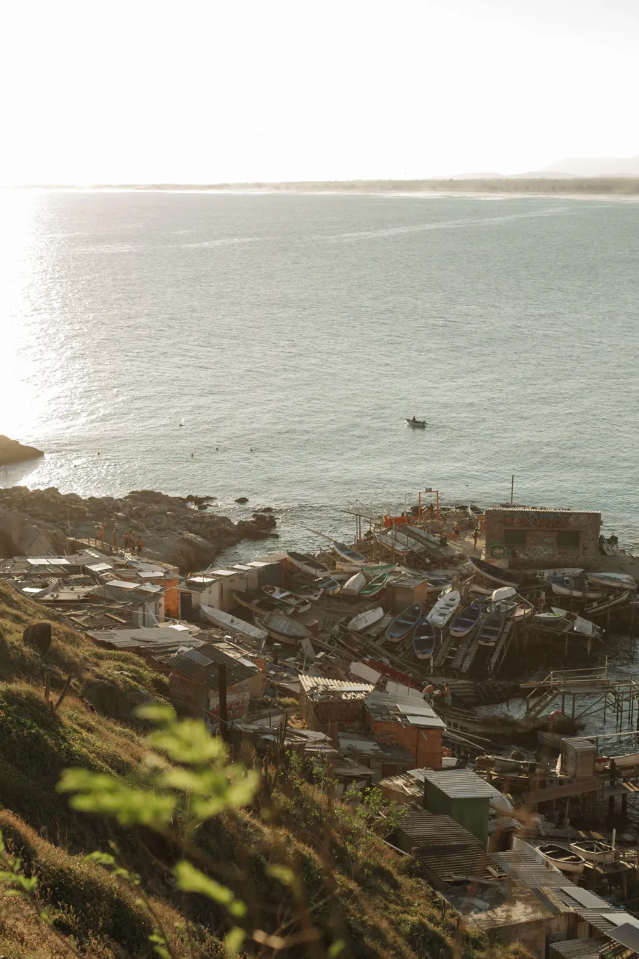 Vila dos pescadores com os barcos e o mar ao fundo
