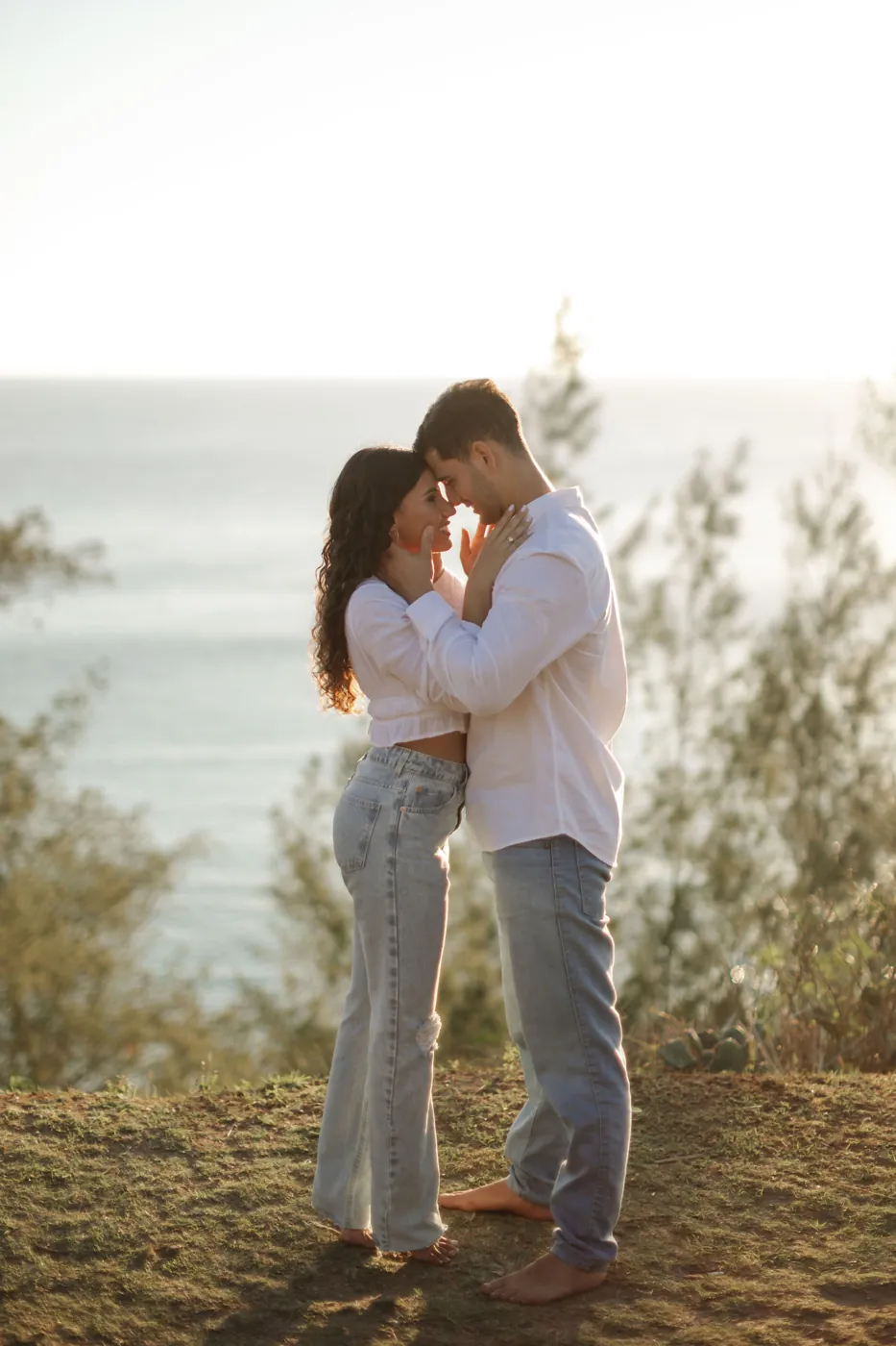Casal se olhando na beira do penhasco, no fim da tarde
