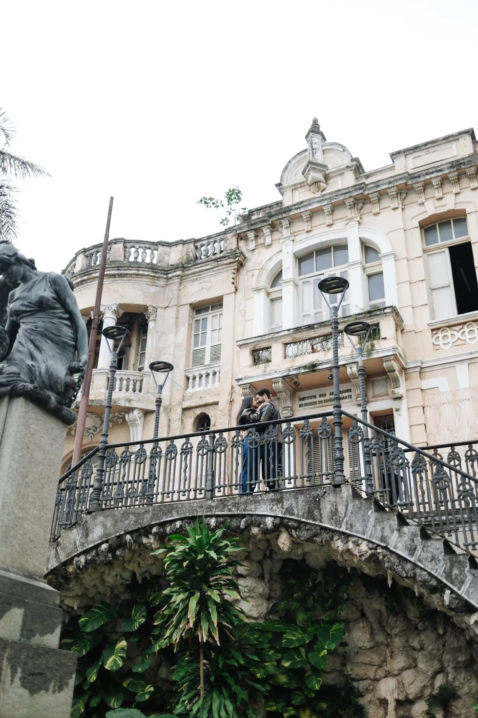 Casal se beijando na escadaria de pedra do casarão histórico