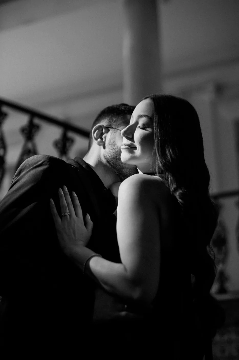 Casal se olhando de pertinho, em preto e branco