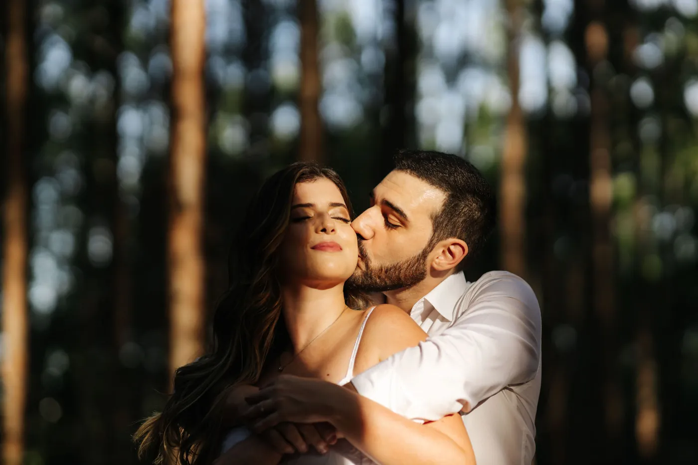 Ele beija o rosto dela no meio do eucaliptal, na luz do fim da tarde